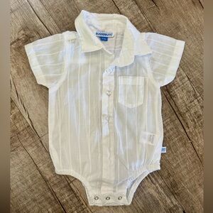 Rugged Butts Baby Boys White Dobby Button-Up Bodysuit NWOT 6–12M